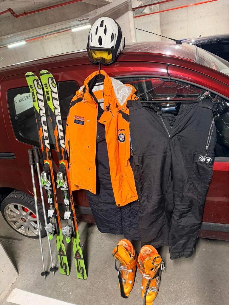 Skipak, skischoenen, helm, ski's, skibril, Vakantie