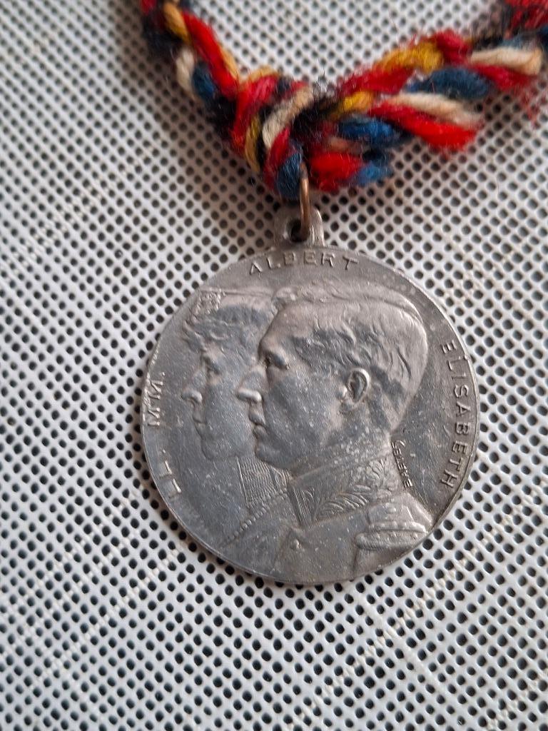 medaille Koningin Elisabeth en Koning Albert I    Rood Kruis, Verzamelen, Verzenden, Gebruikt, Overige typen