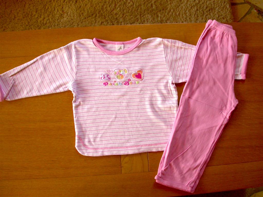 Pyjama blanc et rose   T 4 à 5  ans, Enlèvement ou Envoi, Utilisé, Fille, Vêtements de nuit ou Sous-vêtements