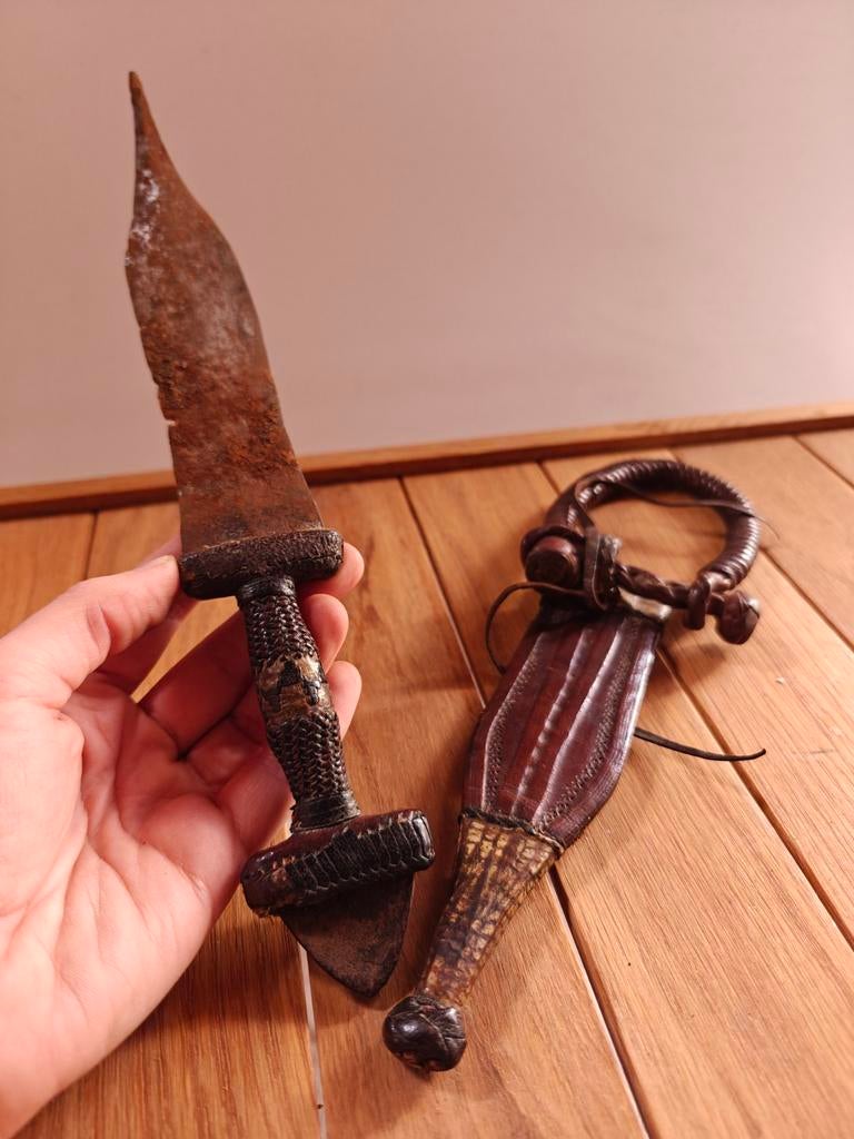 Handgemaakte traditionele Afrikaanse dolk, Antiek en Kunst, Ophalen of Verzenden