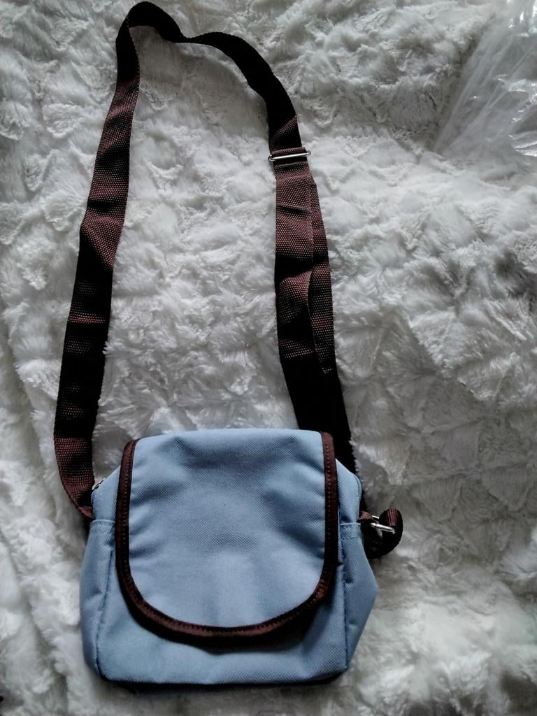 Sac bleu à bandoulière brune en toile av passant pr ceinture, Bijoux, Sacs & Beauté, Enlèvement ou Envoi, Neuf, Bleu