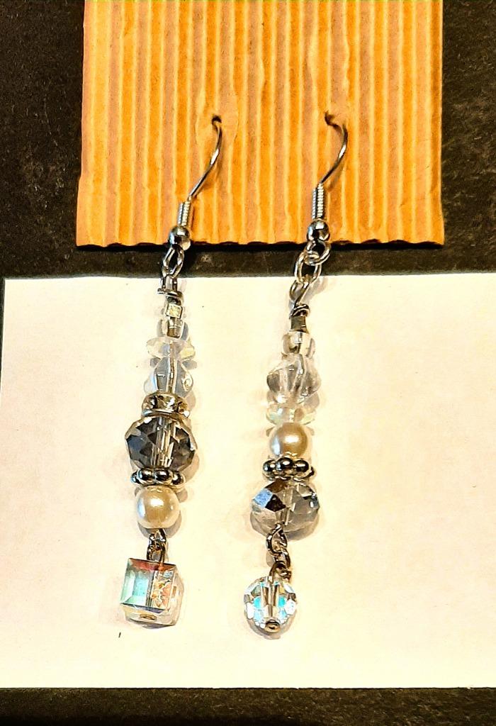Te koop: Eindejaar geschenk: Oorbellen asymmetrisc, Bijoux, Sacs & Beauté, Boucles d'oreilles, Neuf, Enlèvement, Blanc, Pendantes