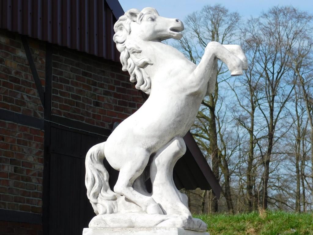 Beeld Paard op Sokkel - 160 cm - Steen, Ophalen of Verzenden, Steen, Dierenbeeld