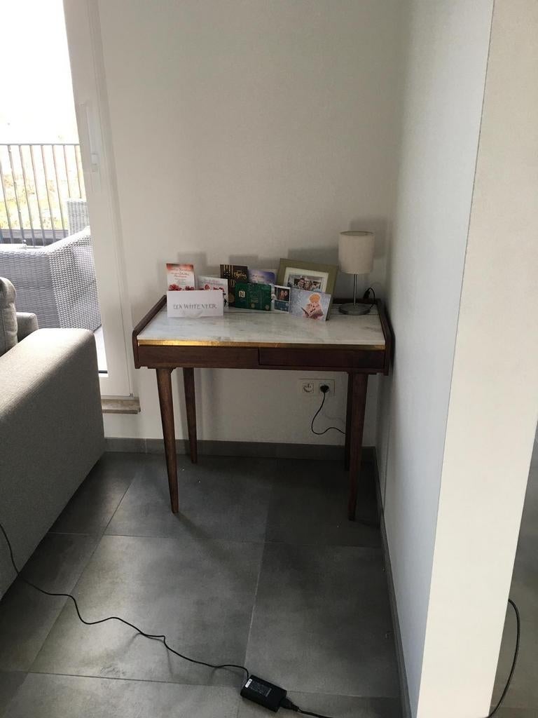 Bijzettafel acacia hout Maisons du monde met marmeren blad, Huis en Inrichting, Kasten | Dressoirs, Ophalen