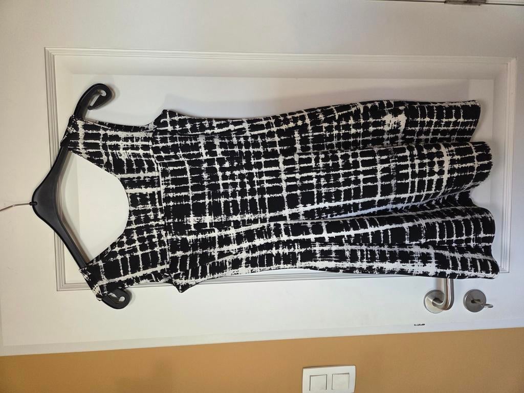 Belle robe noire et blanche taille L, Vêtements | Femmes, ANDERE, Taille 38/40 (M), Enlèvement ou Envoi, Au-dessus du genou