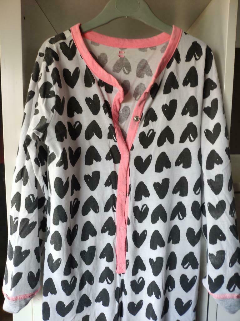 Pyjama pyama jumpsuit playsuit onesie met hartjes 122 128, Ophalen of Verzenden, Gebruikt, Meisje, Nacht- of Onderkleding