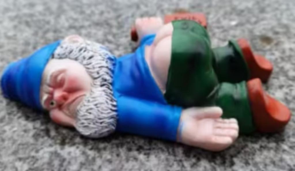 Belle statue de jardin Drunk Garden Gnome bleue (15 cm), Jardin & Terrasse, Statues de jardin, Neuf, Nain de jardin, Enlèvement ou Envoi