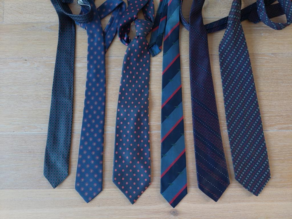 Assortiment de cravates de marque bleues aux accents rouges, Enlèvement ou Envoi, À motif, Bouvy, Porté