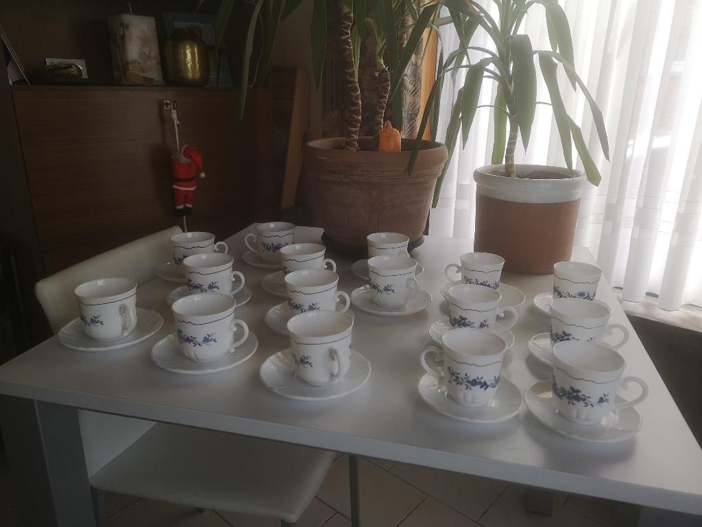 Servies 16 tassen en ondertassen bloemmotief, Ophalen of Verzenden