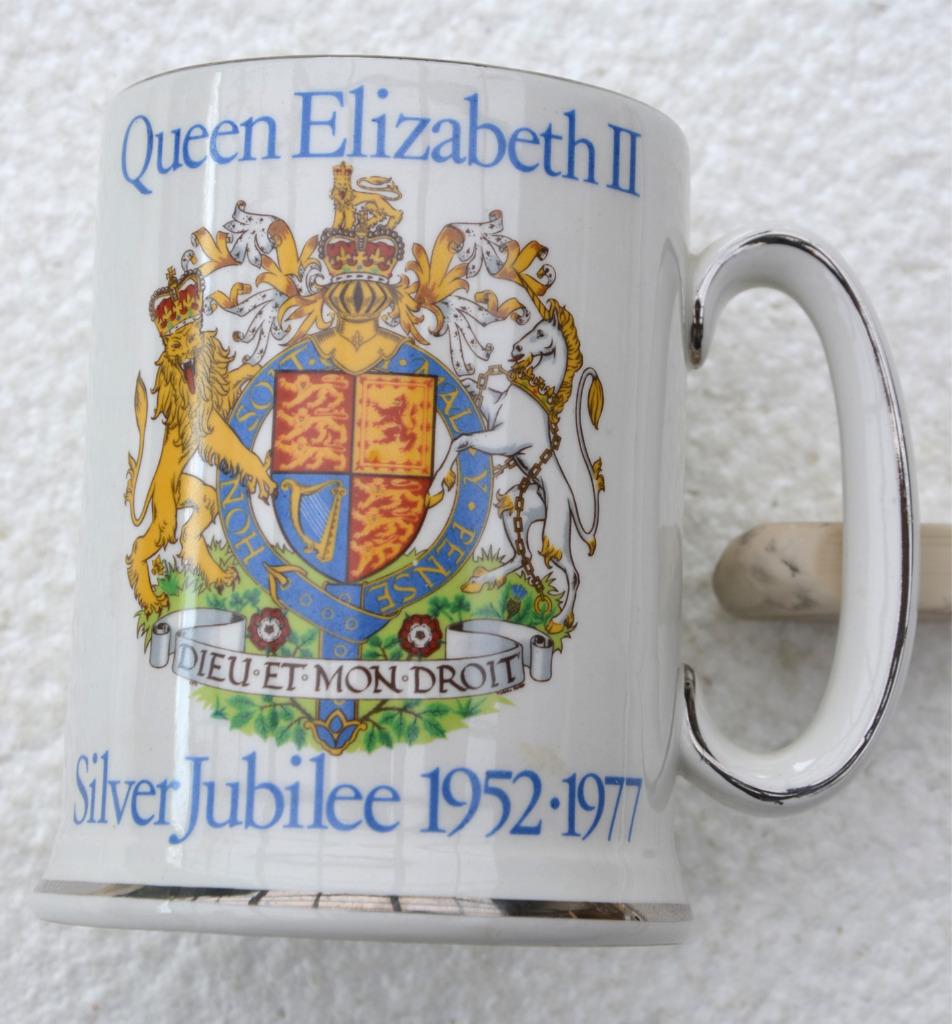 Souvenir koffietas 2, Q-Elizabeth II Silver Jubilee 1952-77, Verzamelen, Ophalen of Verzenden, Nieuw, Servies