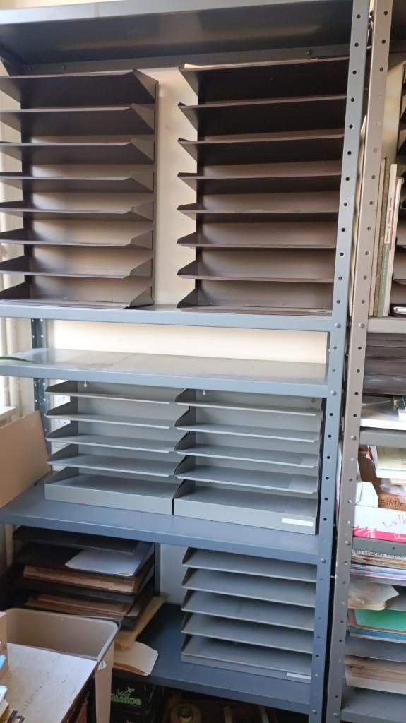 Hoge metalen klasseerrekjes- 8 schabben, Ophalen, Zo goed als nieuw