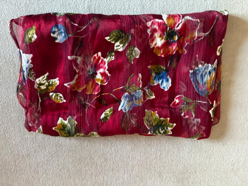 Sjaal Mayerline diep rood  met bloemenmotief, Kleding | Dames, Mutsen, Sjaals en Handschoenen, Ophalen of Verzenden, Zo goed als nieuw