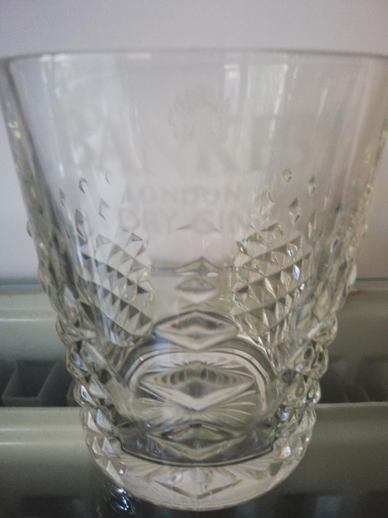 Glas Bankers London dry gin, Ophalen