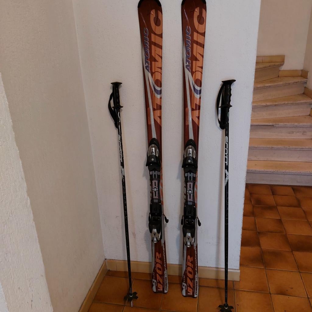 Skis Atomic 1,64 m + bâtons de ski Chaussures de ski taille, 160 à 180 cm, Enlèvement, Bottes de neige, Ski