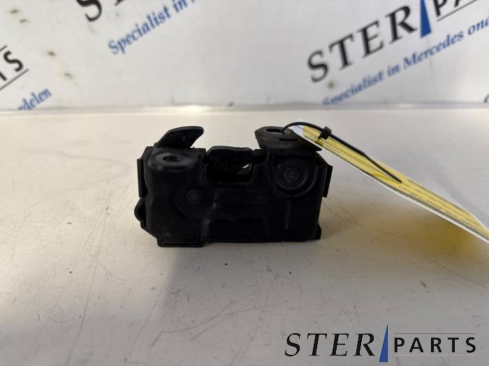 Slotmechaniek Motorkap van een Mercedes C-Klasse, Gebruikt, -, Ophalen of Verzenden, -