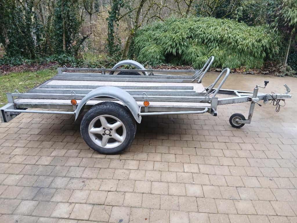Remorque moto à louer, Enlèvement