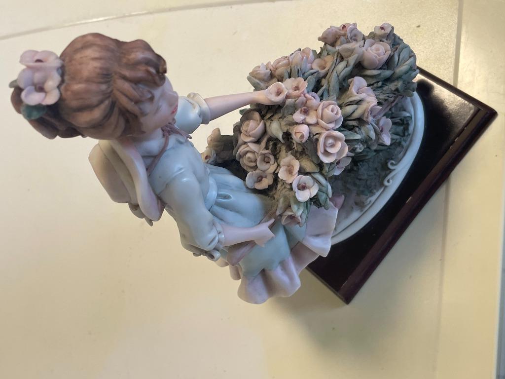 Statue de fille fleuriste en porcelaine fine avec brouette, Enlèvement