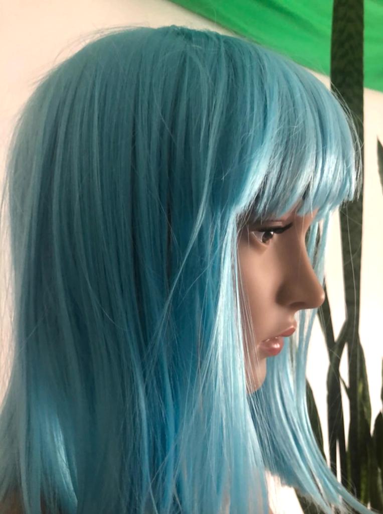 Beautiful turquoise wig with bangs NEW, Handtassen en Accessoires, Uiterlijk | Haarverzorging, Nieuw, Pruik of Haarverlenging