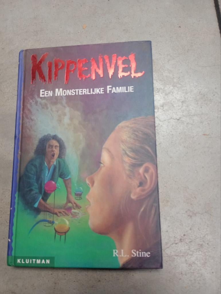 R.L. Stine - Een monsterlijke familie, Ophalen of Verzenden, R.L. Stine