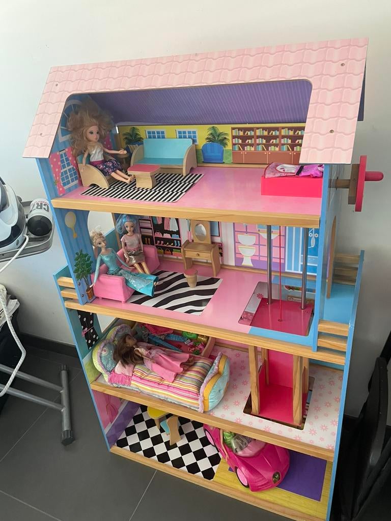 Groot houten poppenhuis met lift, auto en barbiepoppen, Kinderen en Baby's, Ophalen, Zo goed als nieuw, Poppenhuis