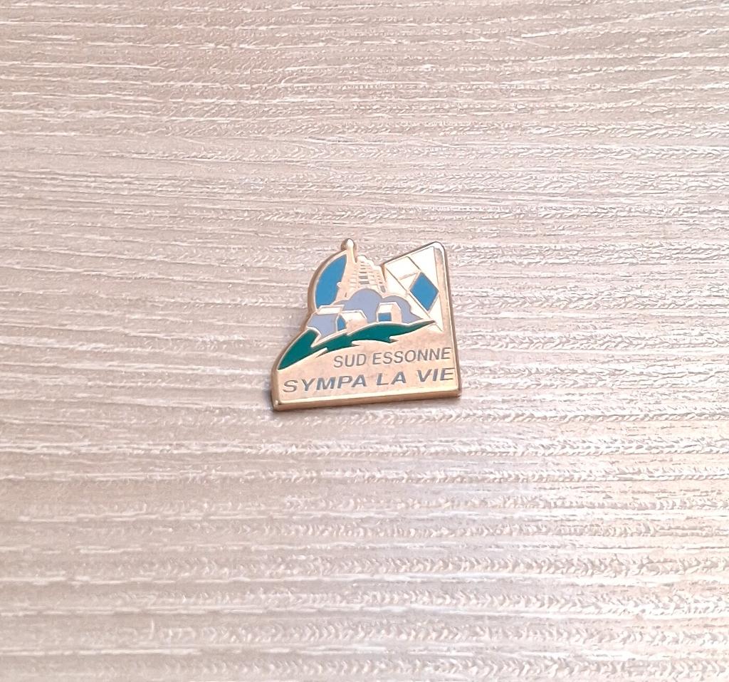 PIN - SUD ESSONNE - SYMPA LA VIE - FRANCE - FRANKRIJK, Enlèvement ou Envoi, Utilisé, Ville ou Campagne, Insigne ou Pin's