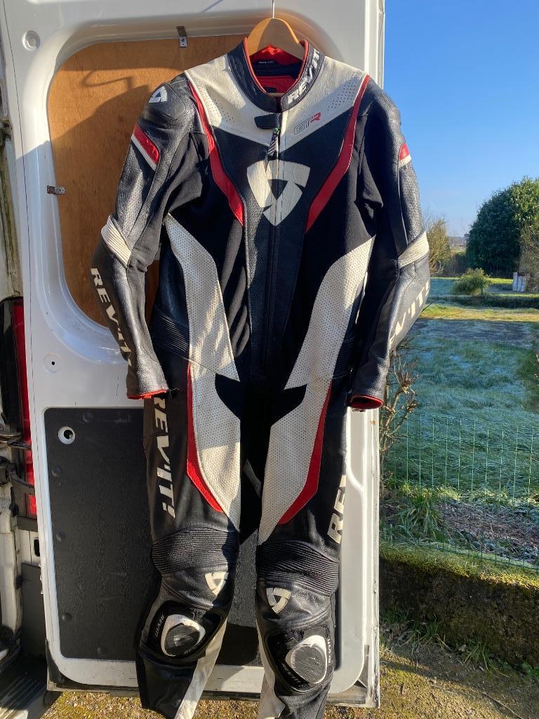 Combinaisons cuir moto, Motos, Vêtements | Vêtements de moto, Combinaison, Enlèvement