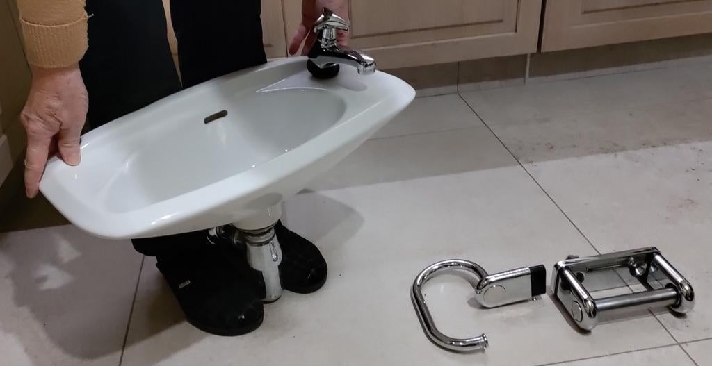 Wasbakje toilet + kraan en wc-rolhouders, Doe-het-zelf en Bouw, Ophalen, Zo goed als nieuw, Toilet