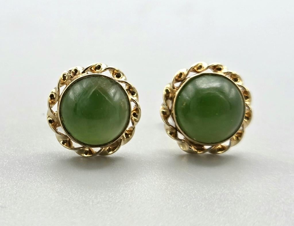 Vintage gouden oorbellen met edelsteen jade. 2026/03., Handtassen en Accessoires, Oorbellen, Verzenden, Zo goed als nieuw, Met edelsteen