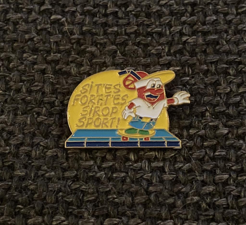 PIN - SI T'ES FORT T'ES SIROP SPORT - SKATE - SKATEBOARD, Envoi, Utilisé, Sport, Insigne ou Pin's