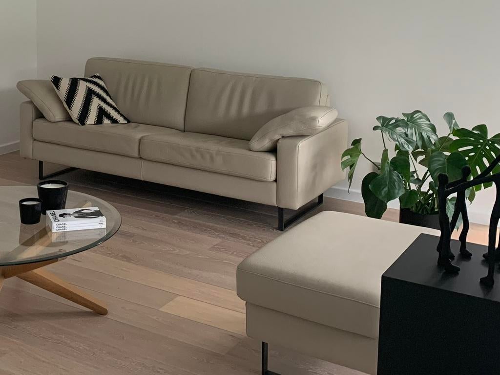 Lederen beige zetel (3-zit) met poef v Atelier Depoorter, Ophalen, Zo goed als nieuw
