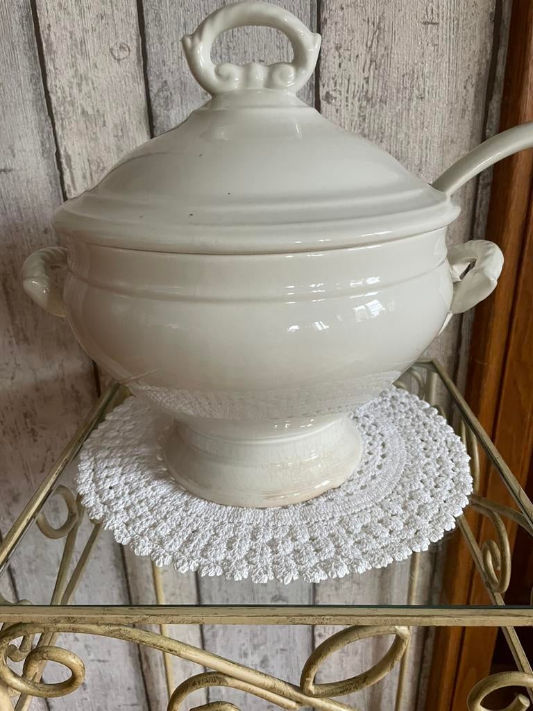 Ancienne soupière blanche avec sa louche, Enlèvement