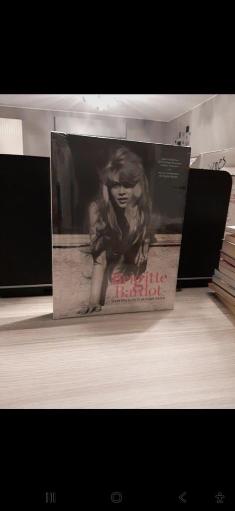 Très grand livre Brigitte Bardot la petite fiancée de Paris, Boeken, Ophalen, Zo goed als nieuw