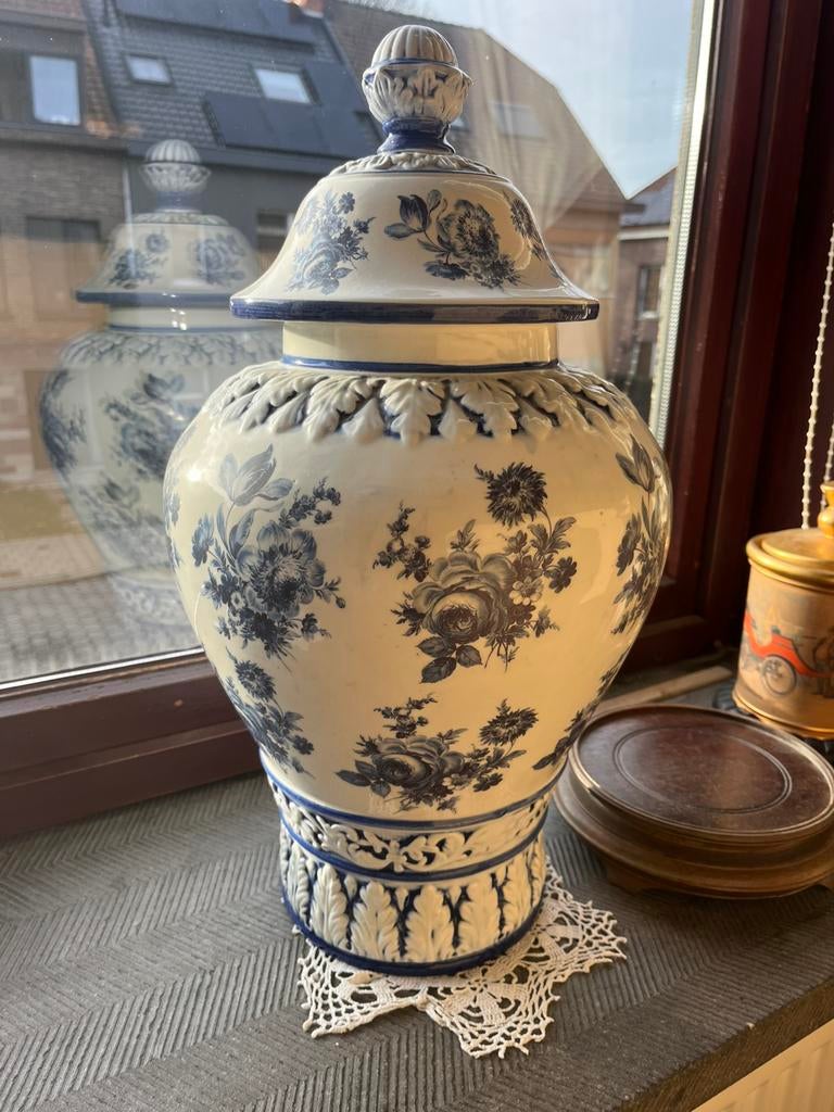 Joli vase avec couvercle, Enlèvement