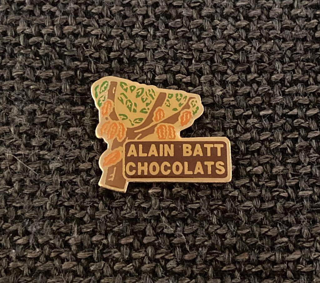 PIN - ALAIN BATT - CHOCOLATS - CHOCOLAT - CHOCOLADE, Collections, Envoi, Utilisé, Marque, Insigne ou Pin's