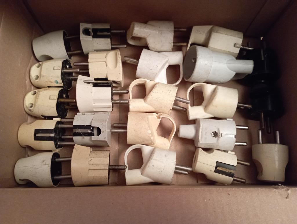 Lot de prises 220 volts mâle, Enlèvement, Utilisé, Appareillage