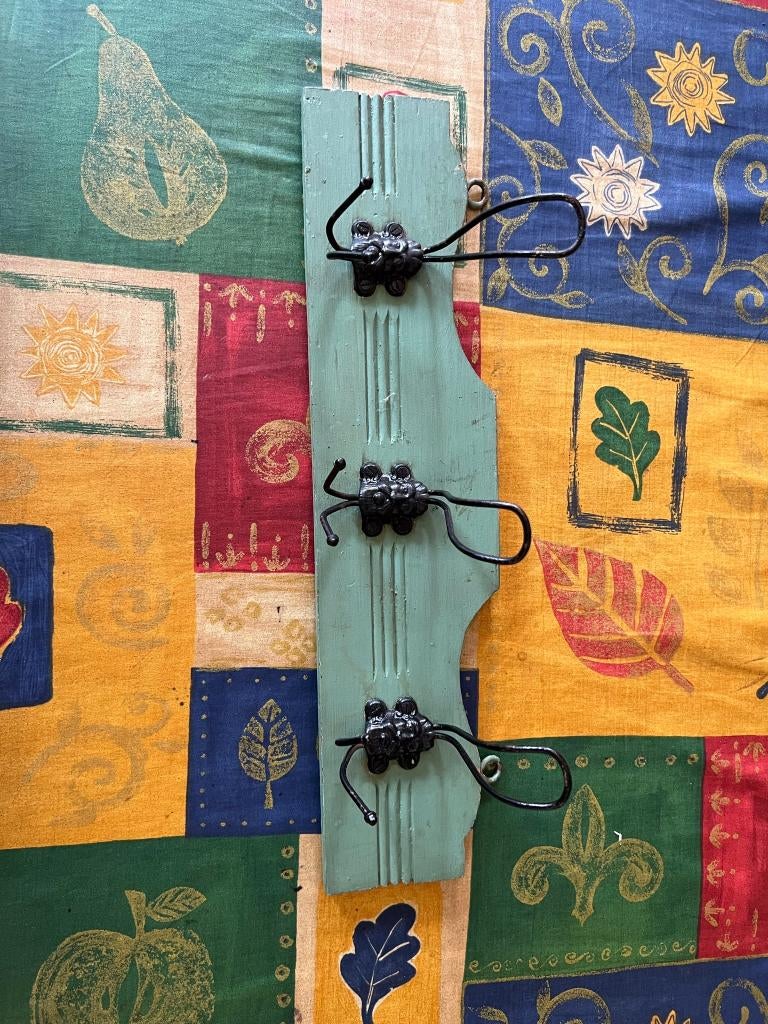 Porte-manteau vintage, vert avec têtes en guise de crochets, Enlèvement ou Envoi, Geen idee, Moins de 100 cm, Portemanteau mural