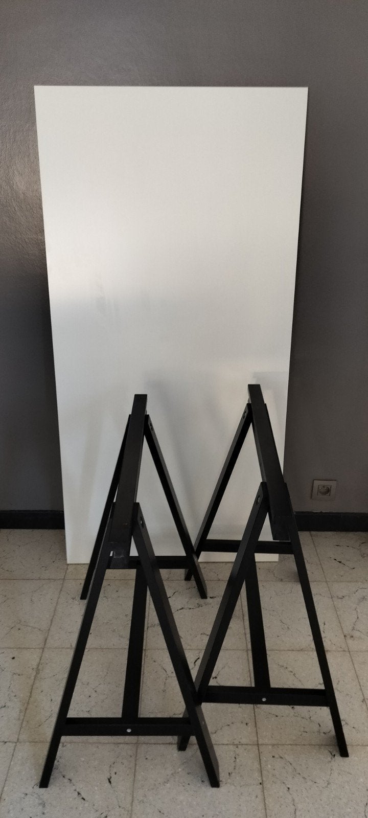 Witte tafel op zwarte schragen., Ophalen, Gebruikt, 100 tot 150 cm, 50 tot 100 cm