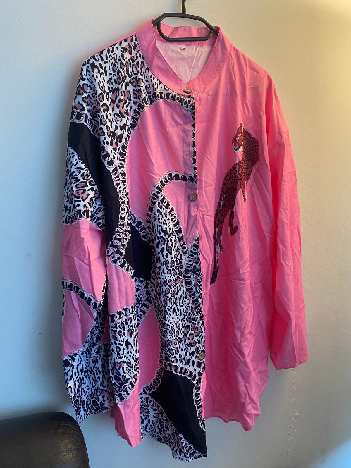 Roze blouse met luipaardprint en kettingmotief, maat 3XL, Kleding | Dames, Blouses en Tunieken, Ophalen of Verzenden, Nieuw, Maat 46/48 (XL) of groter