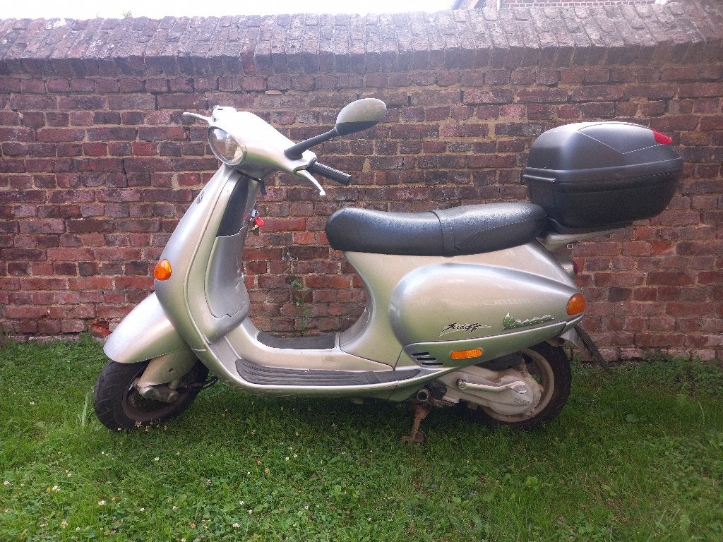 Vespa 125 de 1999 pour pièces, Vélos & Vélomoteurs, 125 cm³, Enlèvement, Utilisé, Essence