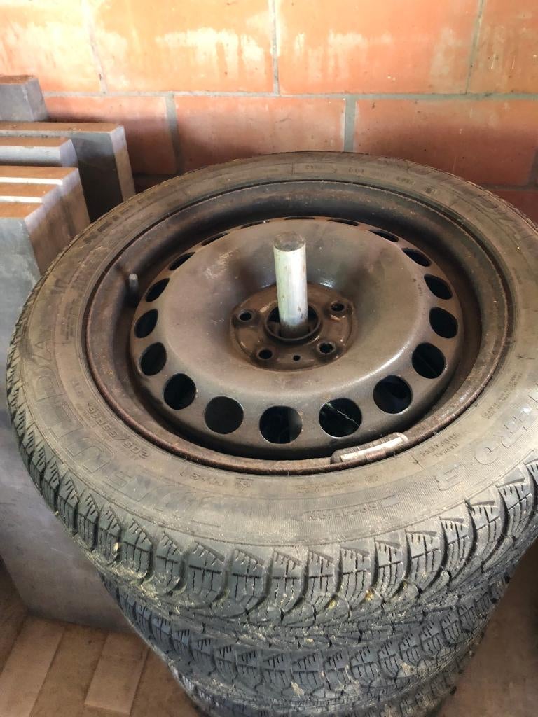 Stalen velgen 16" met winterbanden+originelen VW wieldeksels, Auto-onderdelen, Banden en Velgen, Ophalen, Gebruikt, 16 inch, Banden en Velgen