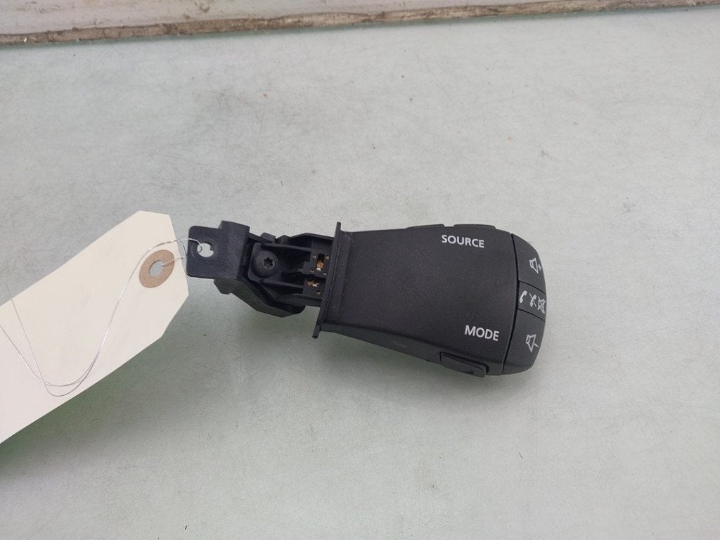 COMMANDE DE RADIO AU VOLANT Duster (SR) (|255522187R|), Dacia, Utilisé, Peter-Huppertz-Straße 5
51063  Köln, DE, Dialog.deutschland@renault.de