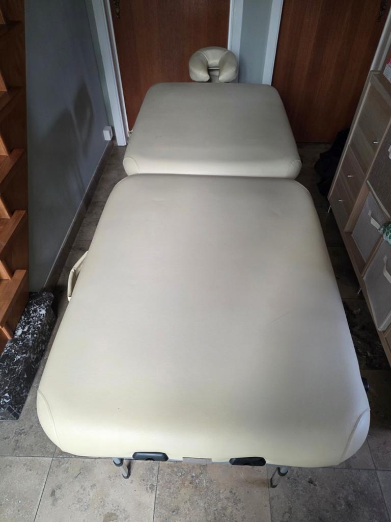 Zeer goede kwaliteit en stevige massagetafel, Sport en Fitness, Massageproducten, Ophalen