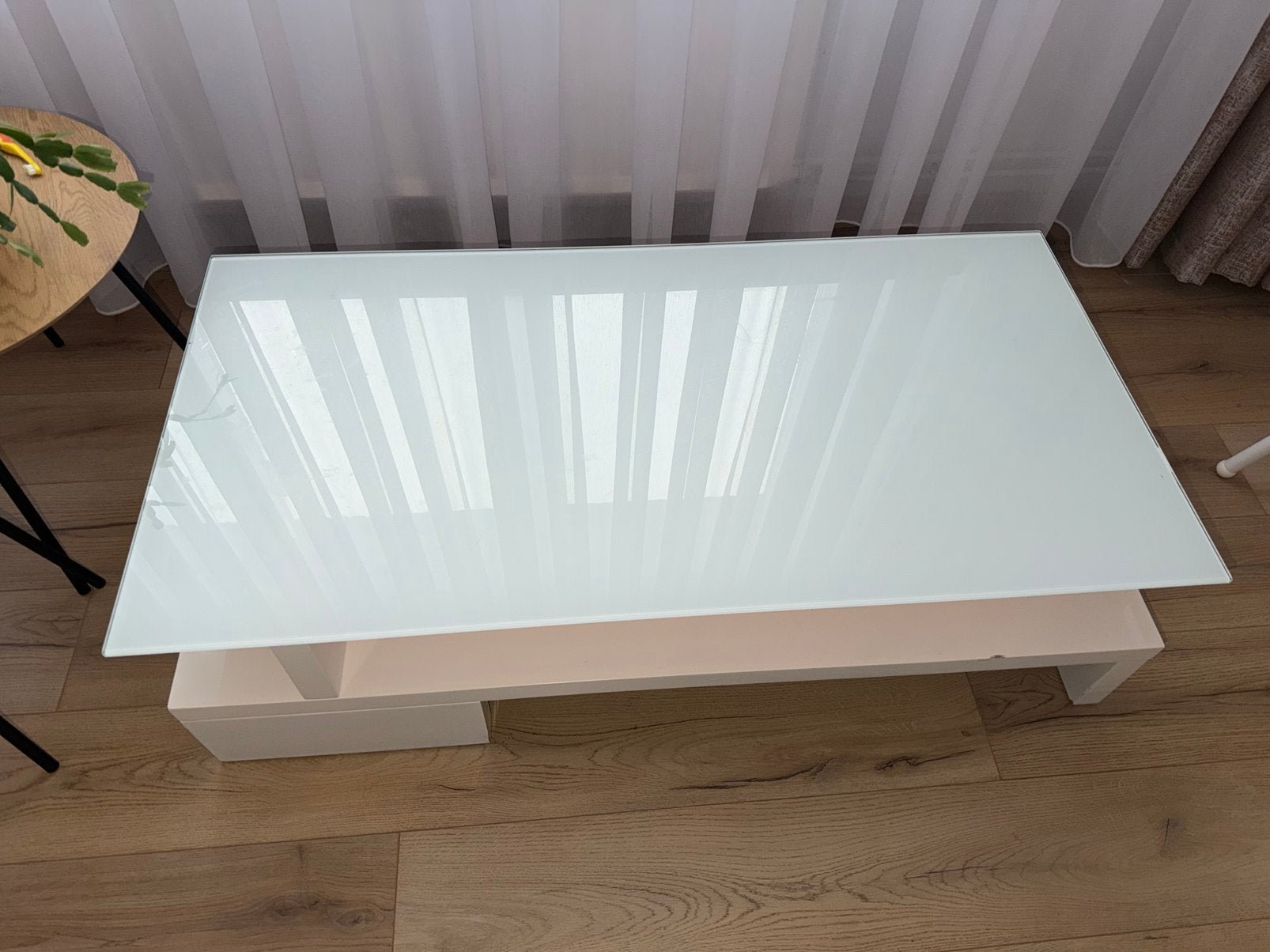 Moderne witte salontafel met glazen blad, Huis en Inrichting, Tafels | Salontafels, Ophalen, Gebruikt