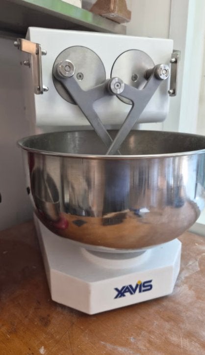 Twee Arm kneder Sinmag twino 6, 4 liter of meer, Ophalen, Zo goed als nieuw, 3 snelheden of meer