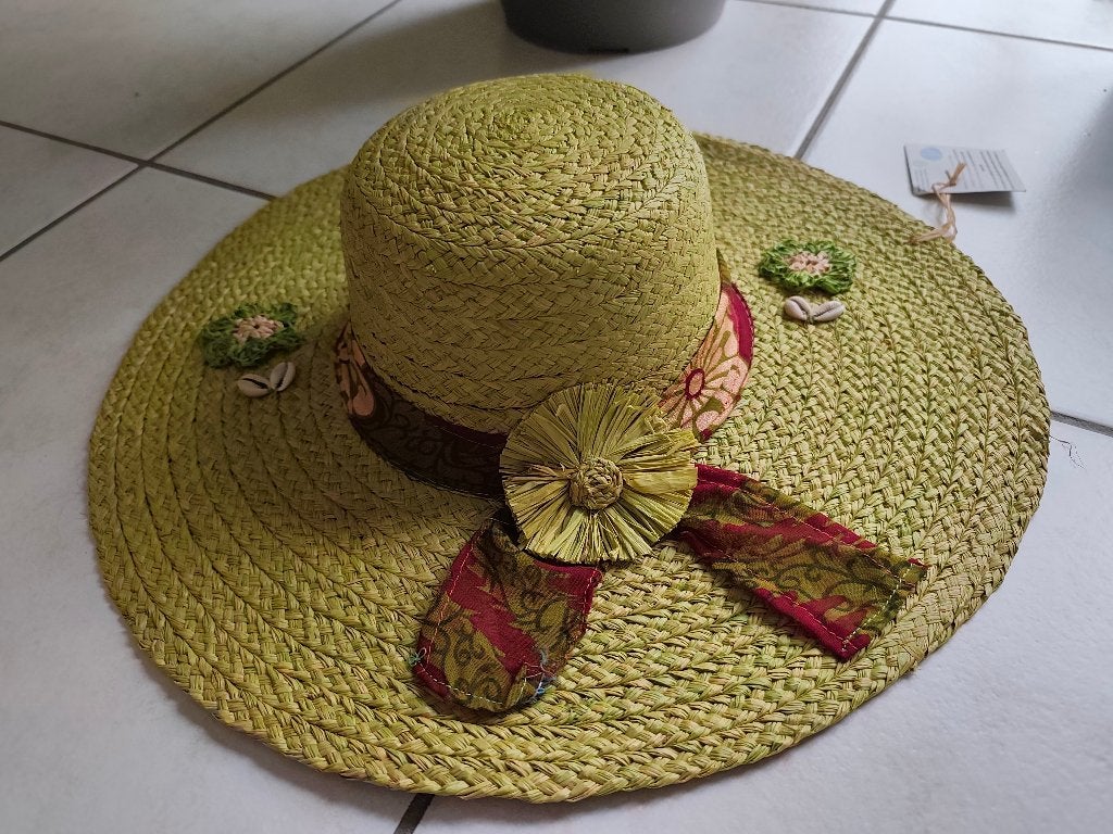 Chapeau dame vert avec ruban et fleur. T : 57, Kleding | Dames, Hoeden en Petten, Ophalen, 56 of 57 cm (M, 7 of 7⅛ inch), Hoed