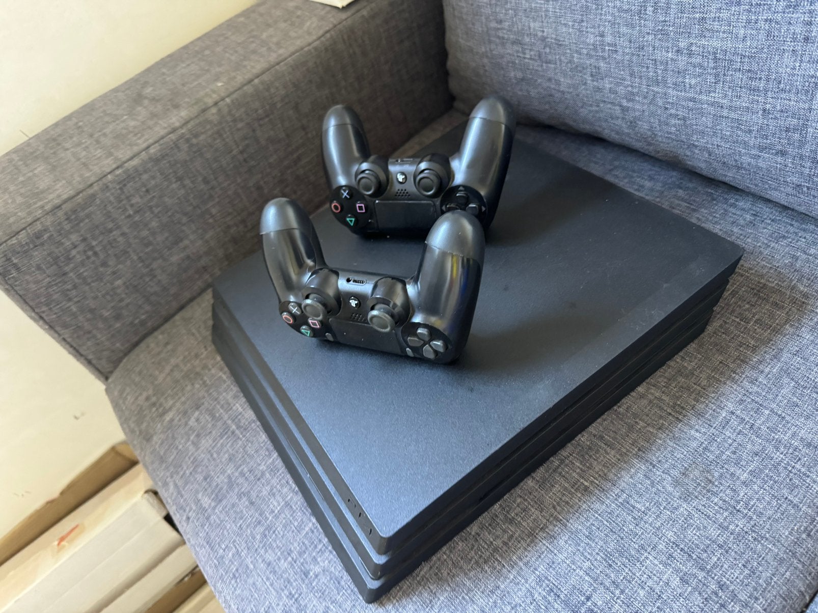 PlayStation 4 pro met twee controller, Games en Spelcomputers, Spelcomputers | Sony PlayStation 3, Ophalen, Zo goed als nieuw