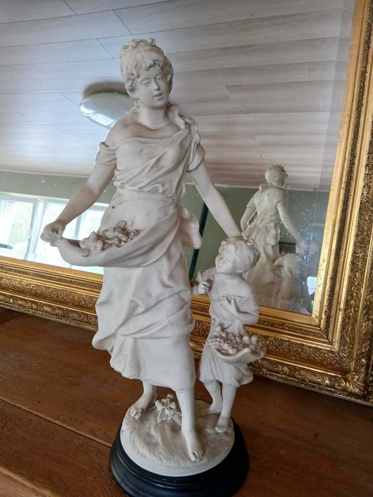 Prachtig klassiek beeld (vrouw met kind en bloemen) – 48 cm, Ophalen, Wit, Scène, Beeld