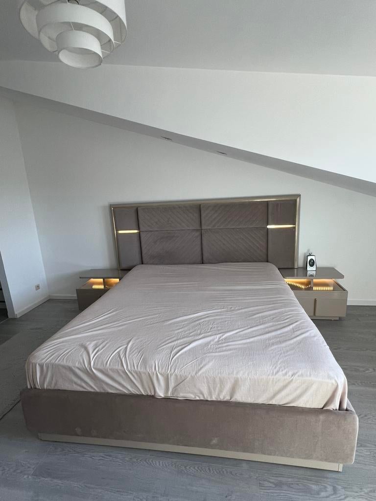 Bed met matras en ledlichten + 2 nachtkasten, Huis en Inrichting, Ophalen, Zo goed als nieuw