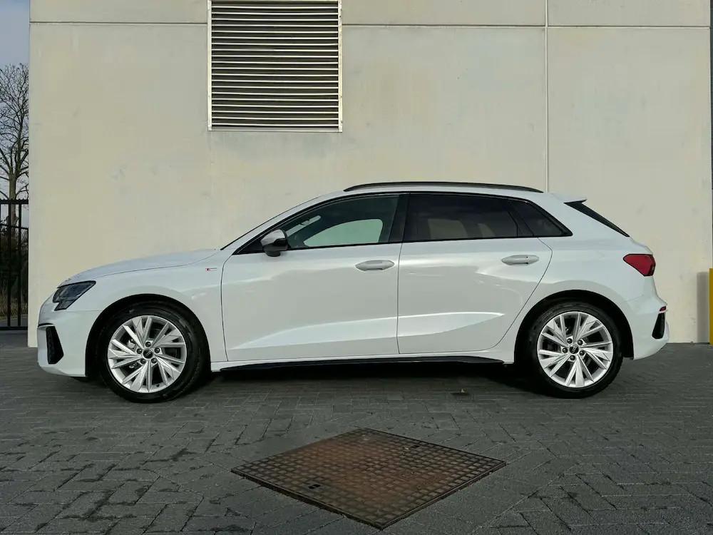 Audi A3 SPORTBACK 1.0TSI 110PK WIT S-LINE (bj 2024), Auto's, Audi, Stof, Gebruikt, Euro 6, Wit