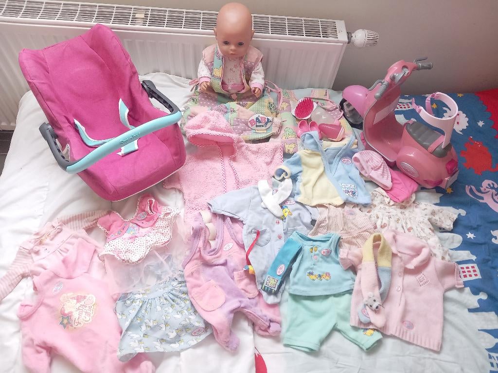 Baby Born pop met kleertjes , Maxi cosi en scooter, Kinderen en Baby's, Speelgoed | Poppen, Ophalen, Gebruikt, Babypop